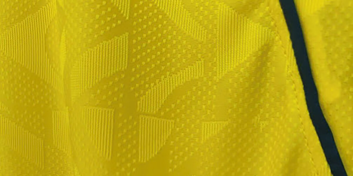 Textura com padrão geométrico na suposta camisa do Brasil para a Copa 2026