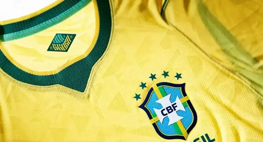 Detalhe da gola verde e da inscrição interna da nova camisa do Brasil para 2026