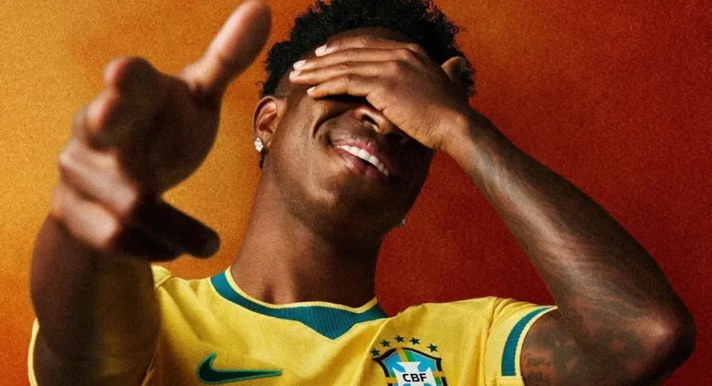 Vinicius Júnior posa com a nova camisa 1 amarela do Brasil para a Copa de 2026